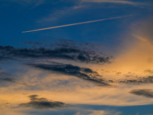 夕暮れの飛行機雲